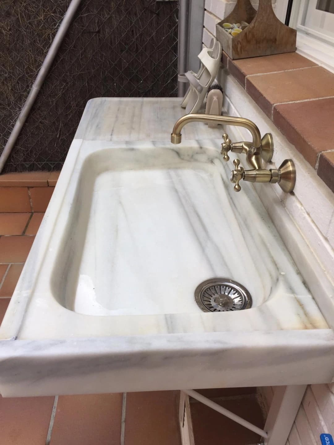 Baño completo en mármol blanco